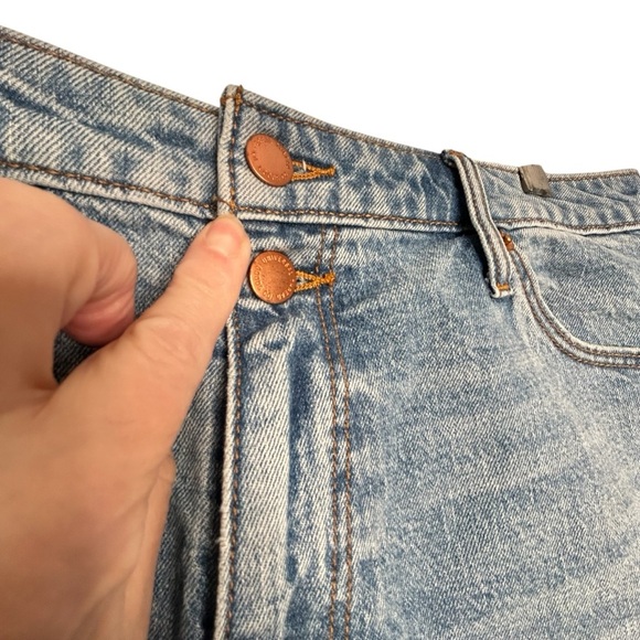 Universal Thread Med Wash Vintage Midi Distressed Cut Off Jean Shorts Sz 14 - Picture 6 of 11